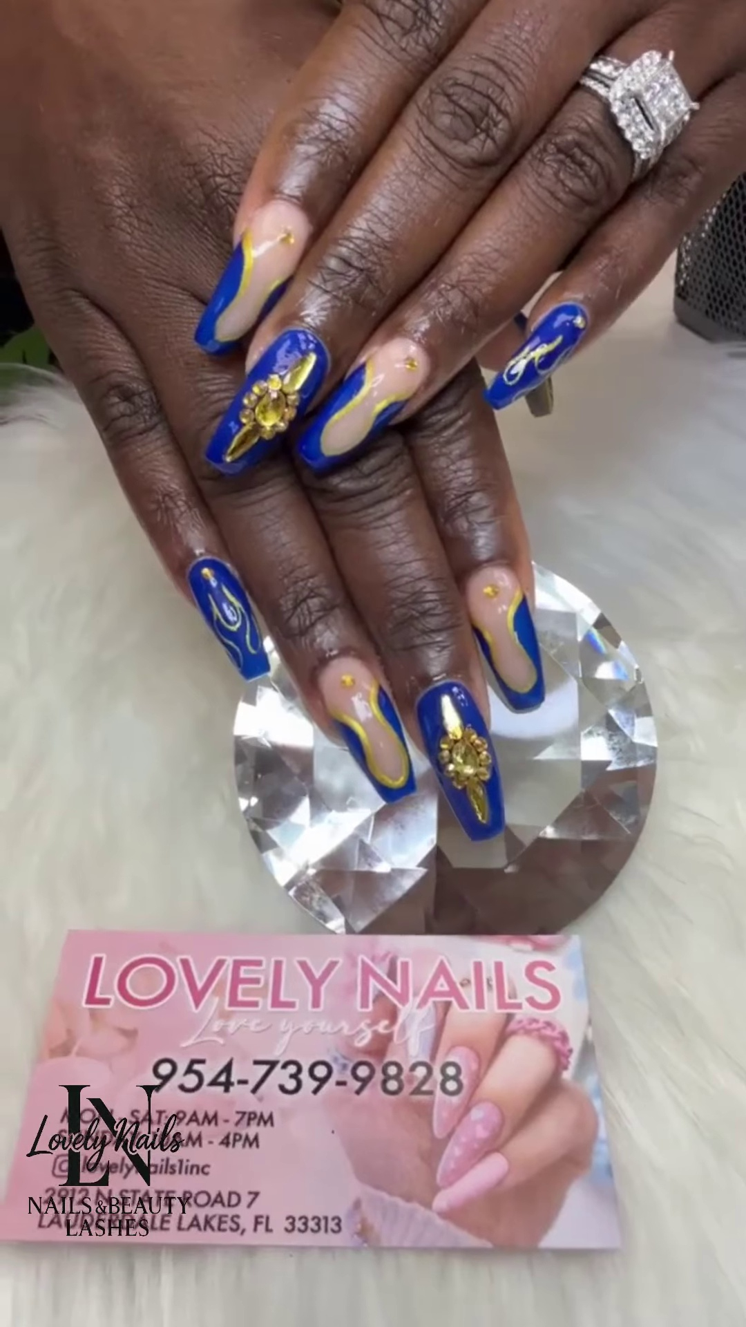 When your hands wear royal blue, your heart shines with golden sparkles. #LovelyNails #RoyalNails #BlueAndGoldNails #LuxuryNails #NailInspo #NailGoa… Xem thêm
