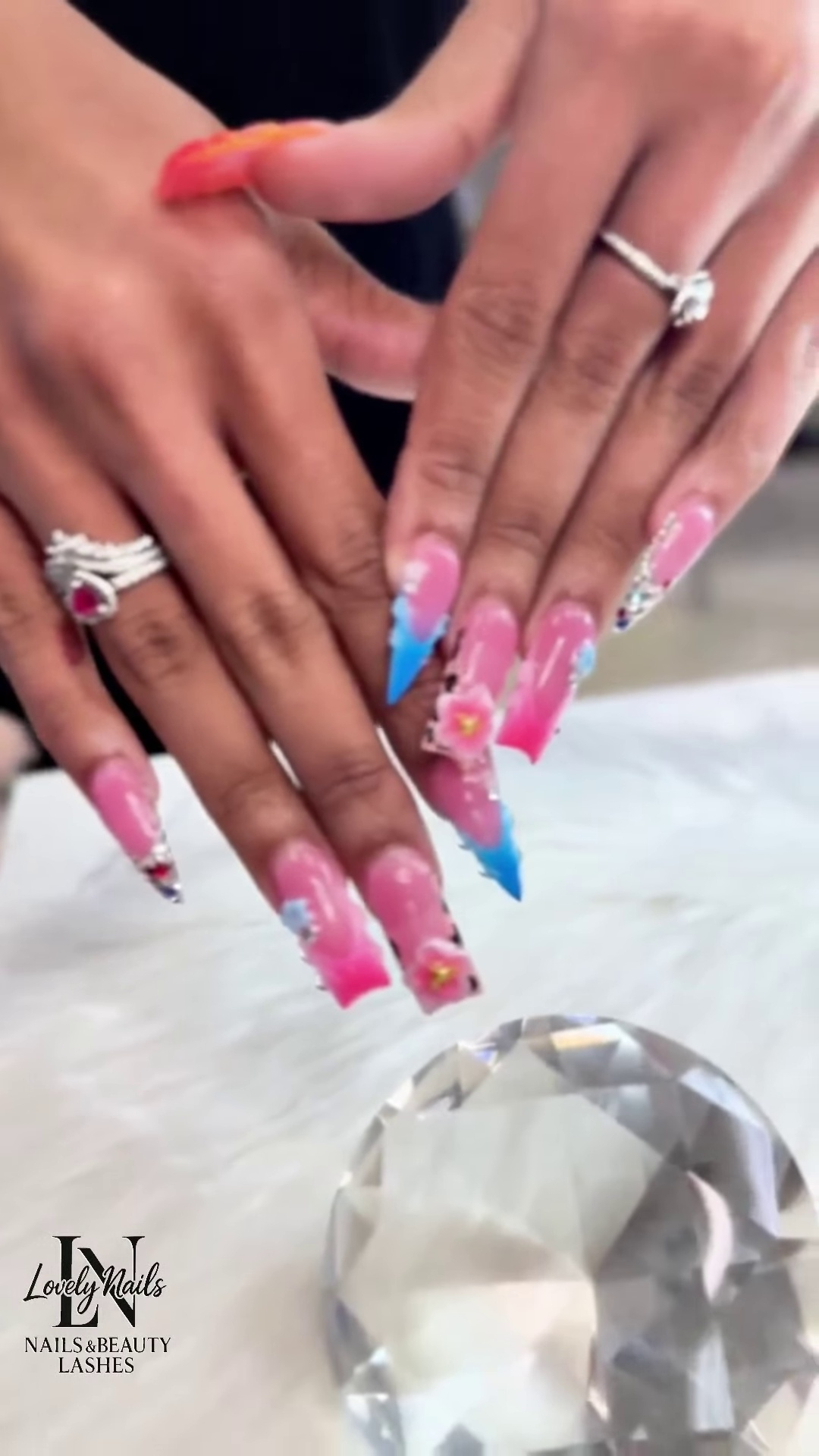 Watch it. Want it. Book it. Jelly pink, V-French blue, rhinestone sparkle. #LovelyNails #LauderdaleLakes #BlueFrench #VFrench #JellyNails #3DFlowerNai… Xem thêm