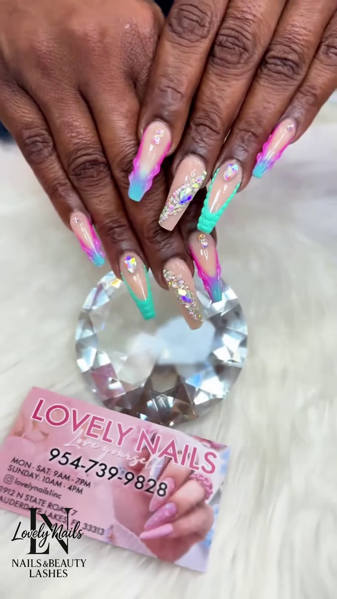 Gradient nails but make it extra! The combo of turquoise neon pink and sparkling glitter turns your hands into a living piece of art. Ready… Xem thêm