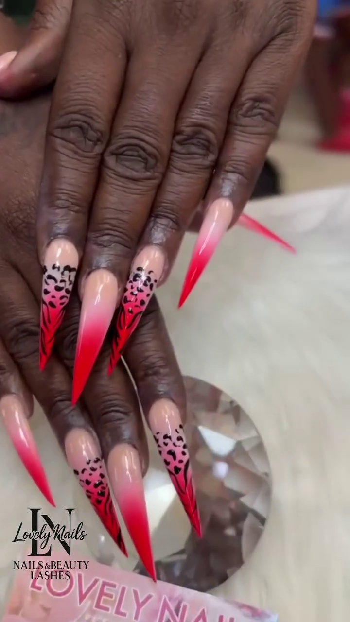 Bold. Fierce. Unstoppable. These fiery red stiletto nails with wild leopard accents are here to make a statement because your nails should speak … Xem thêm